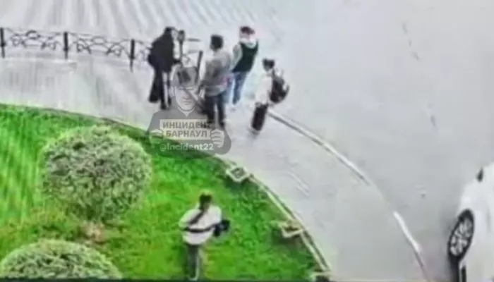 Мужчина побил девочку-подростка, которая наехала на женщину на самокате в Барнауле