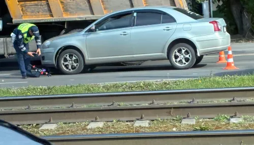 Автомобиль сбил двух подростков, которые переезжали дорогу на самокате в Барнауле