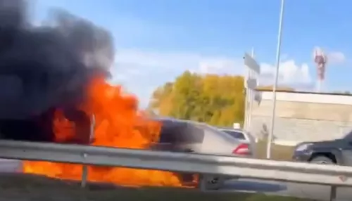 Renault Megan сгорел на трассе в Алтайском крае. Видео