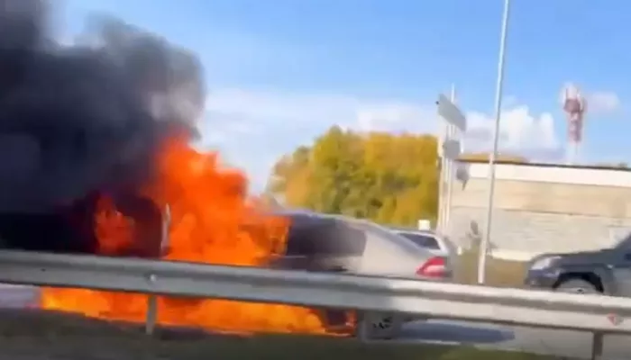 Renault Megan сгорел на трассе в Алтайском крае. Видео