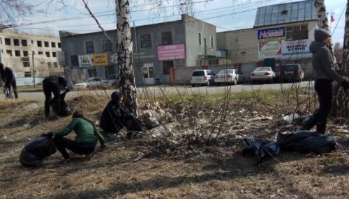 Чистый город: в Барнауле продолжается уборка улиц