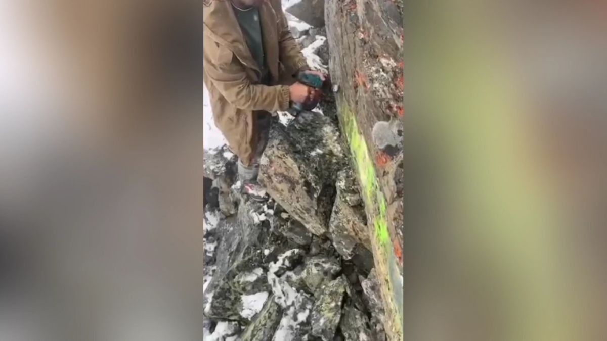 Турист убирает со скалы в Республике Алтай свою "живопись"
