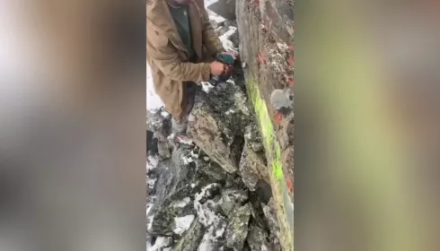 Жители Республики Алтай заставили художника-туриста убрать со скалы свою живопись