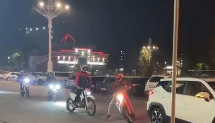 Пришлось применить силу: в Горно-Алтайске инспекторы задержали юного мотоциклиста