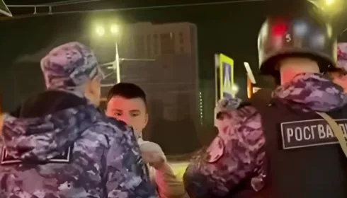 Есть ли дядя? Что известно о дебошире, угрожавшем барнаульскому охраннику связями
