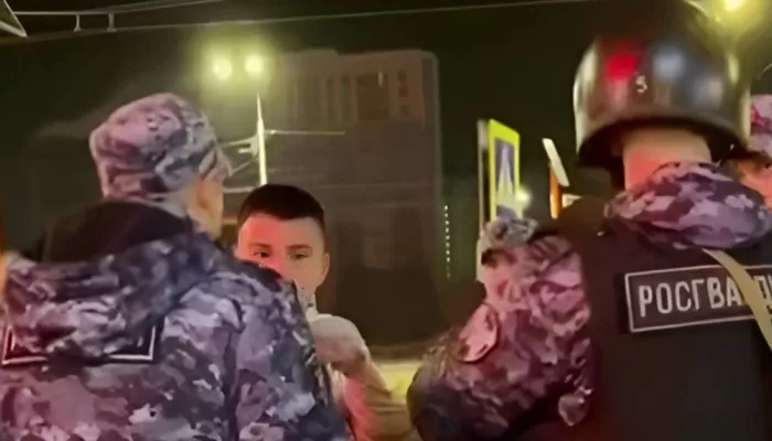 Есть ли дядя? Что известно о дебошире, угрожавшем барнаульскому охраннику связями