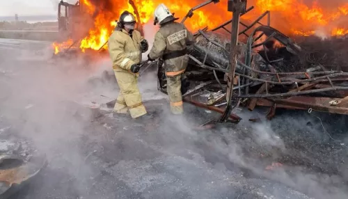 Один из водителей погиб в массовом огненном ДТП на новосибирской трассе