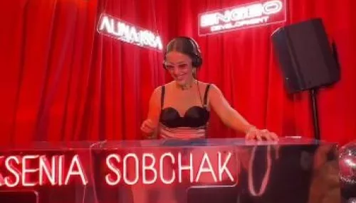 Собчак закатила громкую вечеринку в духе 2000-х с черной икрой и лобстерами. Видео