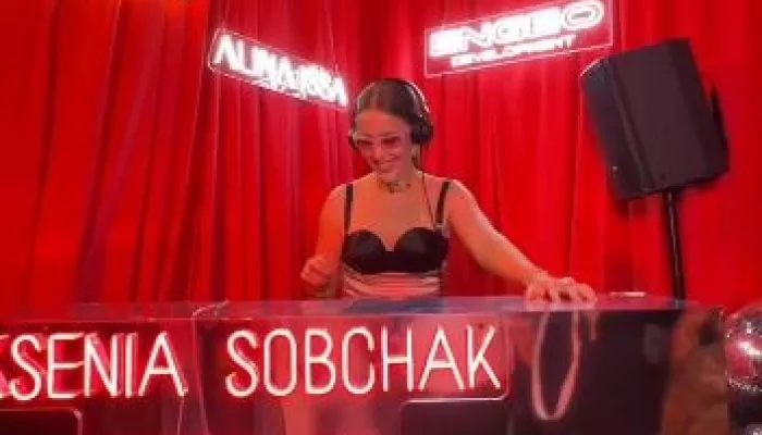 Собчак закатила громкую вечеринку в духе 2000-х с черной икрой и лобстерами. Видео