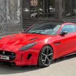Яркий Jaguar с панорамной крышей и кожаным салоном продают за 4,2 млн в Барнауле