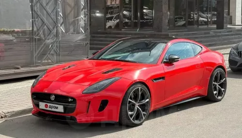 Яркий Jaguar с панорамной крышей и кожаным салоном продают за 4,2 млн в Барнауле