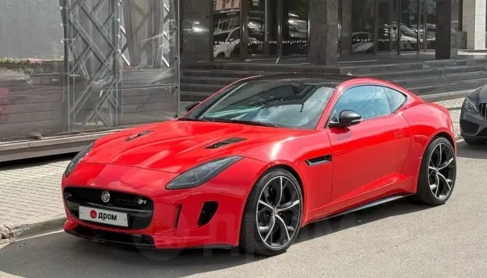 Яркий Jaguar с панорамной крышей и кожаным салоном продают за 4,2 млн в Барнауле