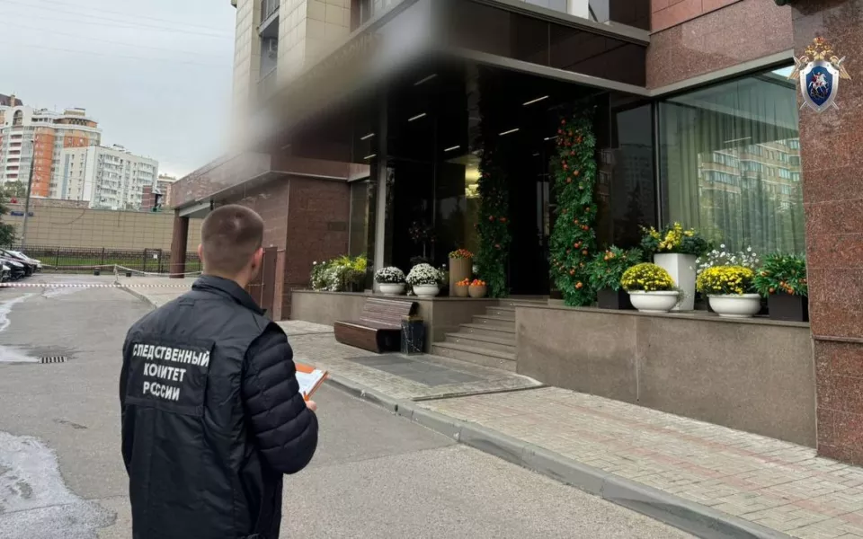Трехлетняя девочка скончалась после падения с десятого этажа в Москве