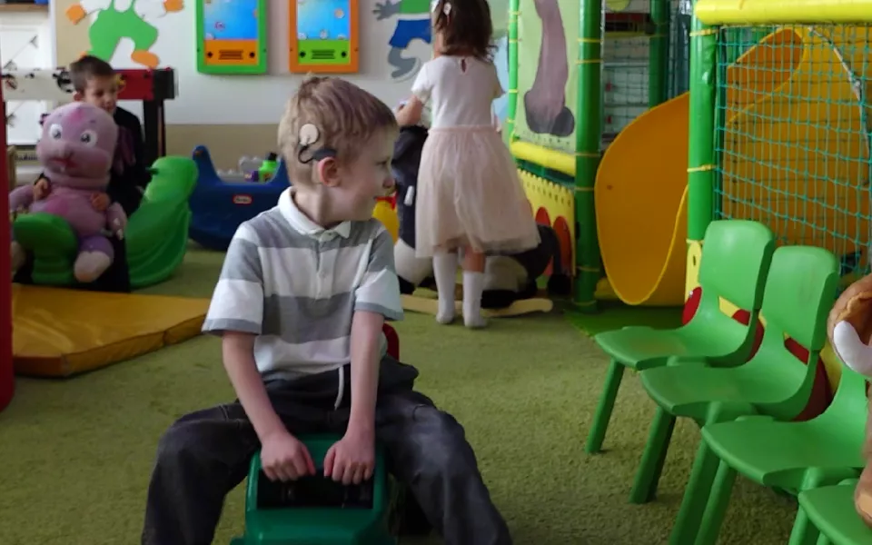 Как и чем в России помогают детям с нарушением слуха