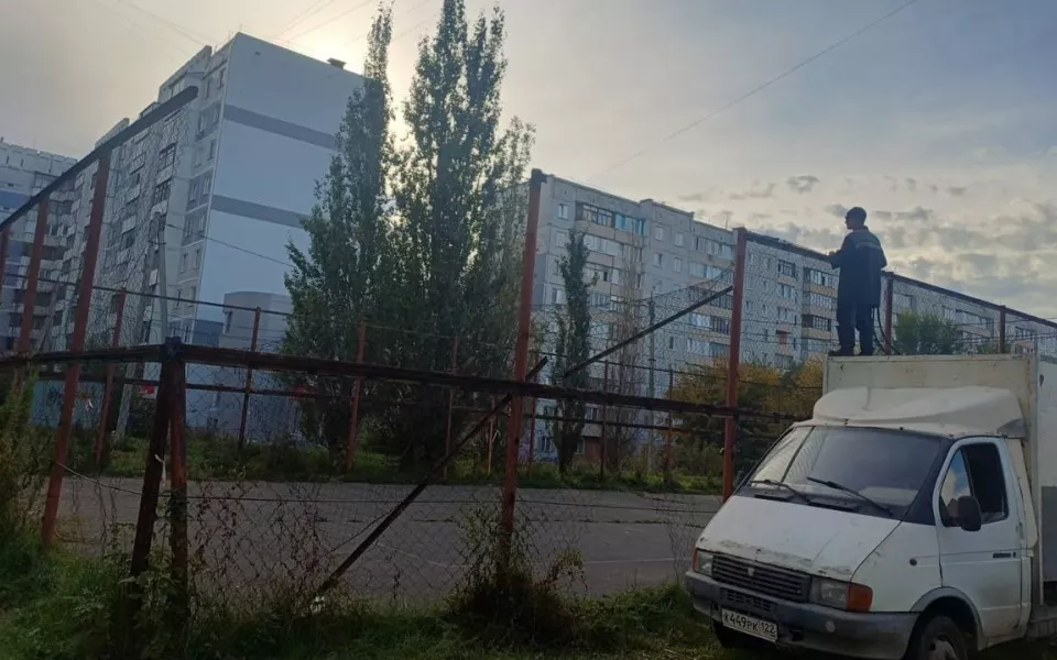 Две опасные спортивные площадки демонтируют в Индустриальном районе Барнаула