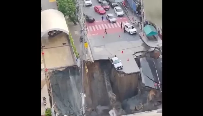 В Бангкоке часть оживленной улицы провалилась под землю. Видео