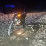 Мотоциклист без прав влетел в мусорку и травмировался в Республике Алтай