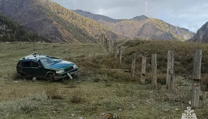 В Республике Алтай автомобиль слетел с дороги и перевернулся, есть пострадавший