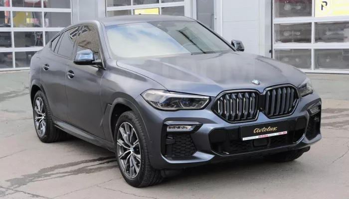 Спортивный BMW X6 с салоном из дорогой кожи продают за 10 млн рублей в Барнауле. Фото