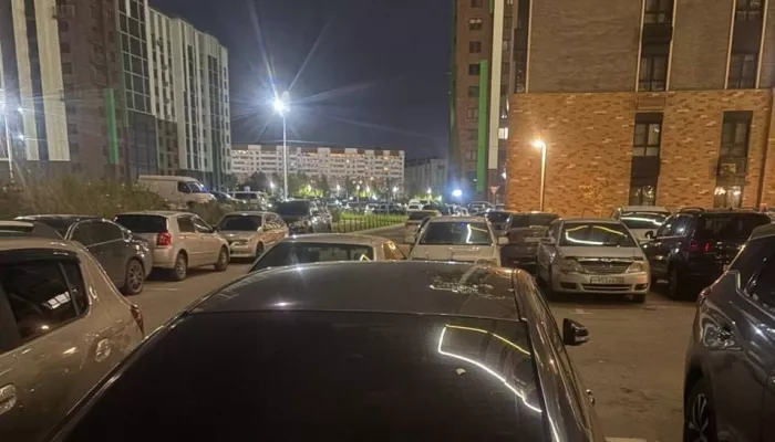 Неизвестные закидали яйцами автомобиль, припаркованный в барнаульском дворе
