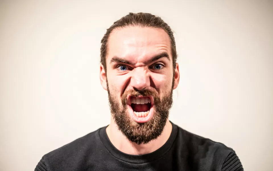 Бийчанин ударил ломом соседа по голове из-за громкой музыки