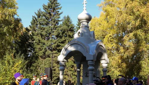 Мемориальную часовню открыли в Барнауле с участием Захара Прилепина. Фото