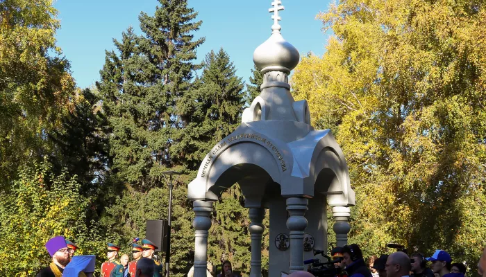 Мемориальную часовню открыли в Барнауле с участием Захара Прилепина. Фото