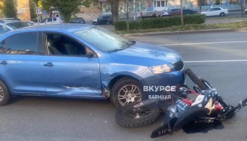 Молодой мотоциклист без прав попал в ДТП в центре Барнаула