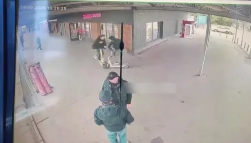 Эпичное столкновение самокатчиков в Алтайском крае попало на видео