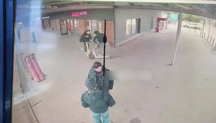 Эпичное столкновение самокатчиков в Алтайском крае попало на видео