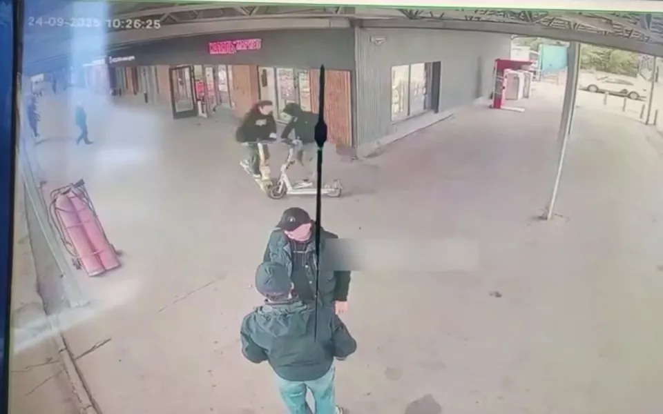 Эпичное столкновение самокатчиков в Алтайском крае попало на видео