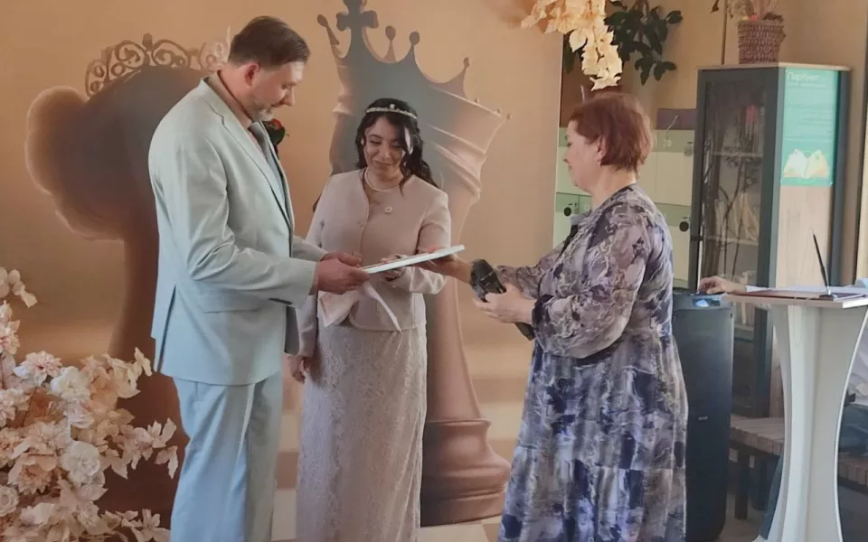 Первая пара молодоженов официально поженилась в барнаульском парке Изумрудный