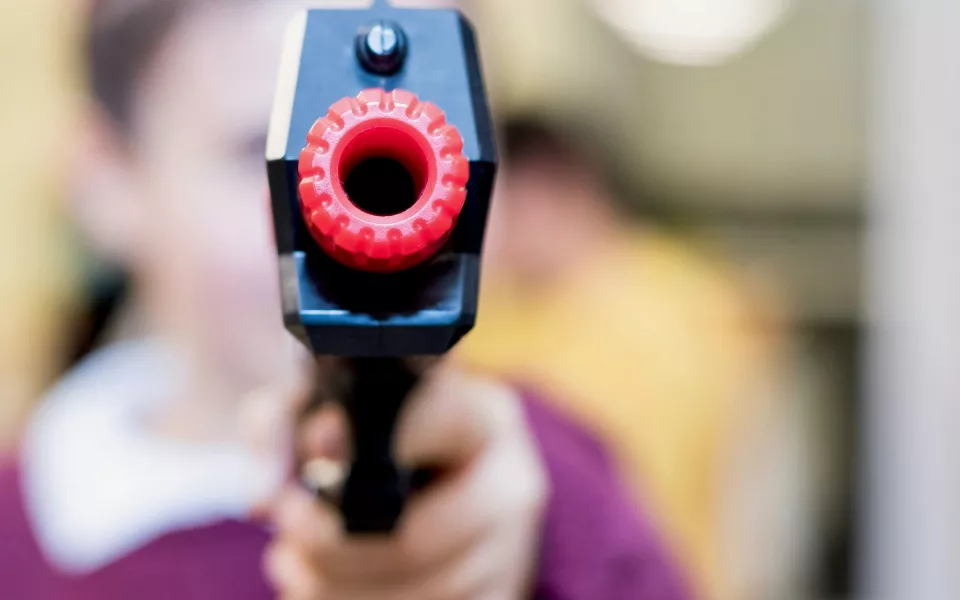 Парень с игрушечным пистолетом в Барнауле украл из бара четыре бутылки пива