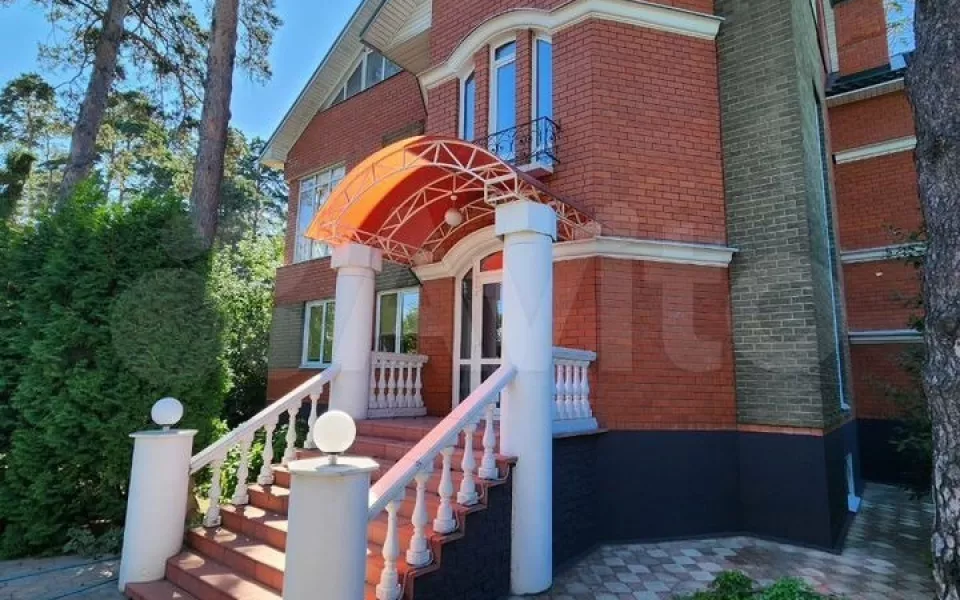 Большой коттедж с бильярдной продают в Барнауле за 130 млн рублей