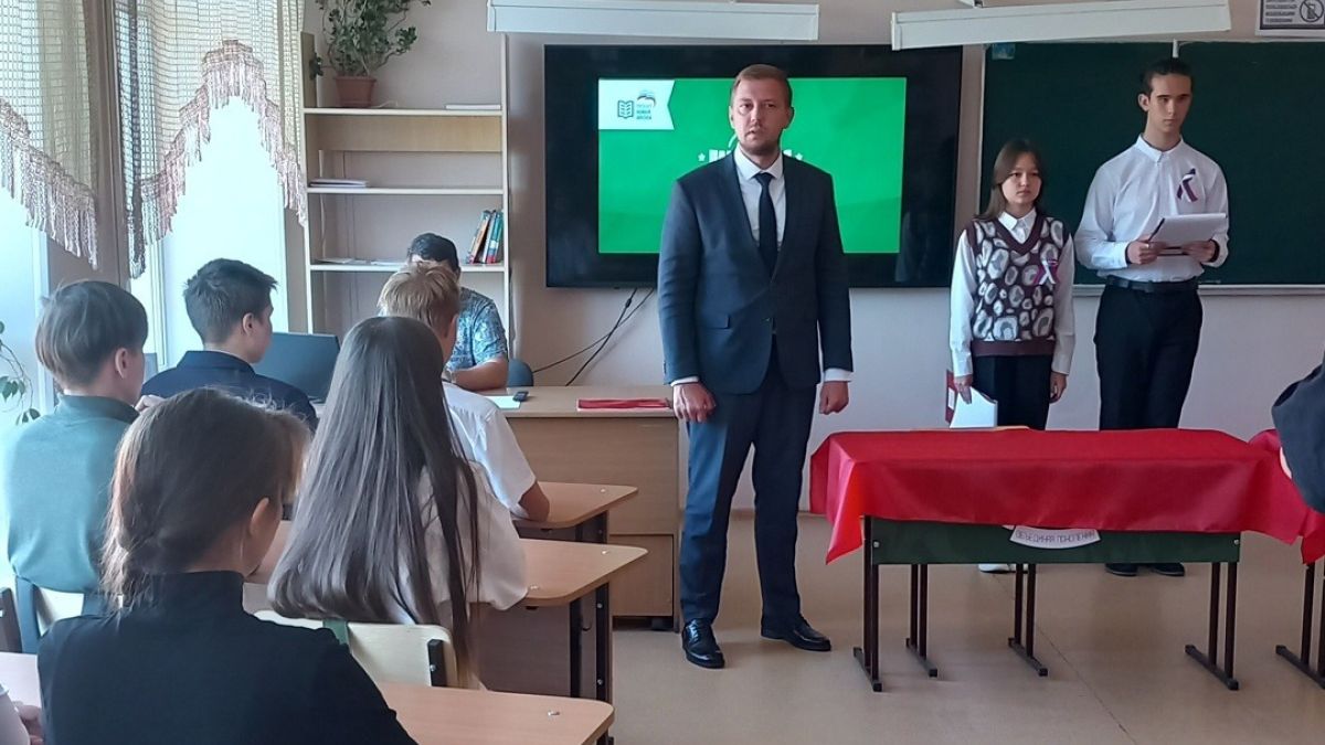 Открытие "Парты Героя" в школе № 8 Бийска