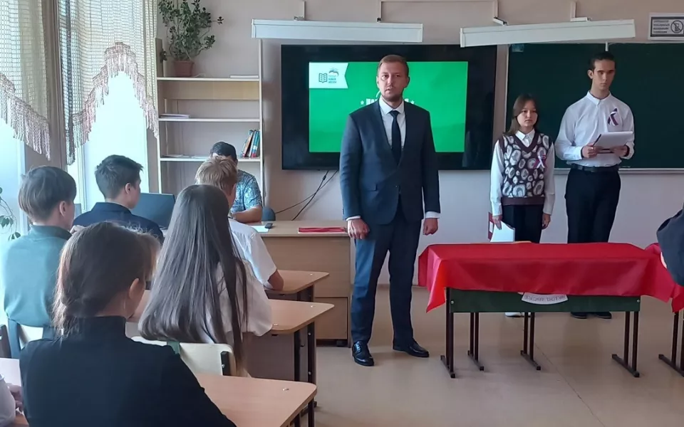 Парту Героя открыли в бийской школе в память о двух выпускниках