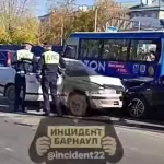 Пузырь спрятал в багажник: в Барнауле водитель вылетел на встречку и попал в ДТП
