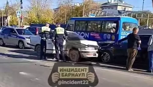 Пузырь спрятал в багажник: в Барнауле водитель вылетел на встречку и попал в ДТП