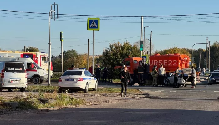 Легковушка и КамАЗ не поделили перекресток в Барнауле