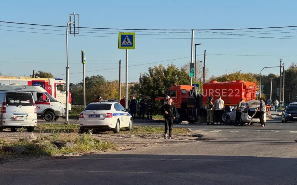 Легковушка и КамАЗ в Барнауле не поделили перекресток