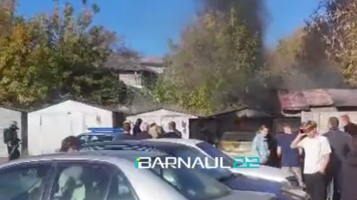Пожар в гаражах на улице Антона Петрова