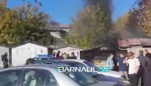 Три гаража и автомобиль пострадали при пожаре в Барнауле