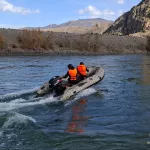 Спасатели продолжают искать рыбака, пропавшего после опрокидывания лодки на Катуни