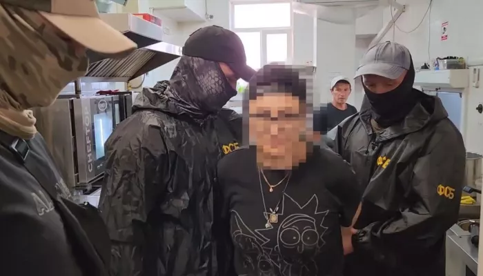 ФСБ задержала женщину-повара в Севастополе за подготовку отравления бойцов СВО. Видео