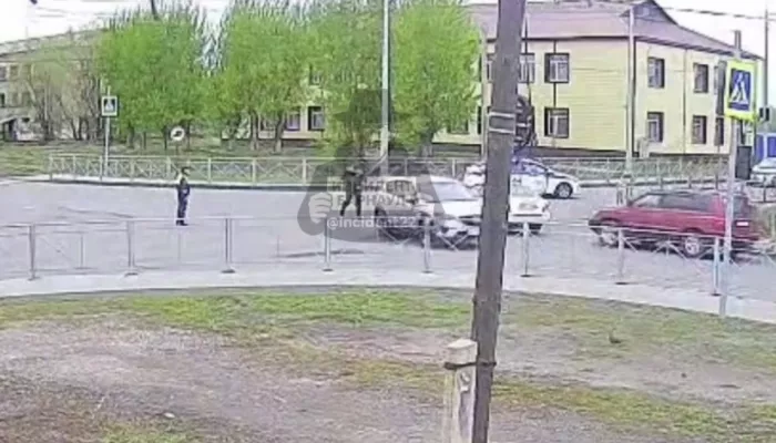 Момент наезда на сотрудника ГАИ в Камне-на-Оби попал на видео