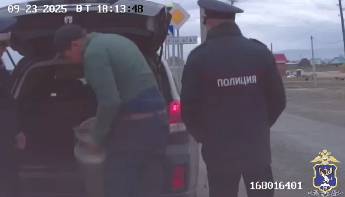 В Горном Алтае мужчина пытался сбежать от полиции и избавиться от фляги с наркотиками
