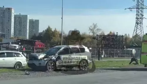 Легковушки попали в жесткое ДТП на перекрестке в Барнауле