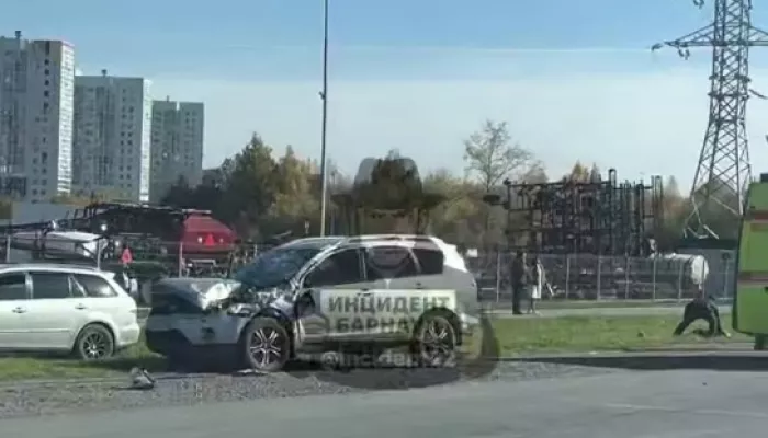Легковушки попали в жесткое ДТП на перекрестке в Барнауле