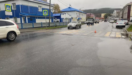 В Горно-Алтайске водитель сбил 15-летнюю девочку на зебре и уехал