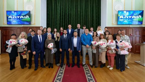 Лучших специалистов туристической отрасли наградили в правительстве Республики Алтай